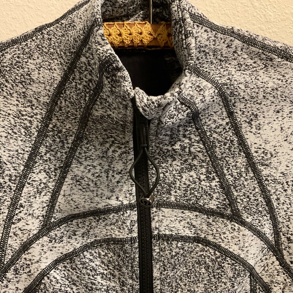 Like New, Lululemon Define Jacket Luon Spray Jacquard White Black, SZ 4 - Picture 7 of 12